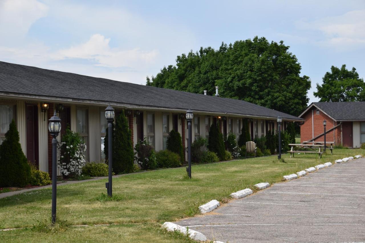 Motel Festival Courtyard